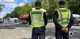 Поліцейські проводять рейди проти порушень серед неповнолітніх водіїв скутерів