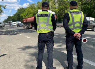 Поліцейські проводять рейди проти порушень серед неповнолітніх водіїв скутерів