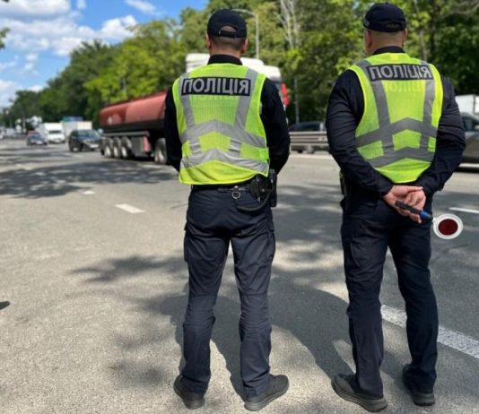 Поліцейські проводять рейди проти порушень серед неповнолітніх водіїв скутерів