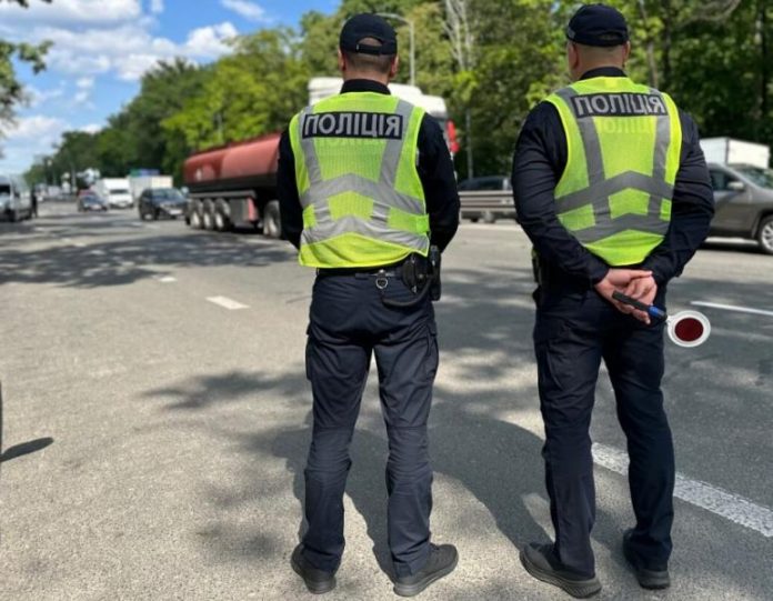 Поліцейські проводять рейди проти порушень серед неповнолітніх водіїв скутерів