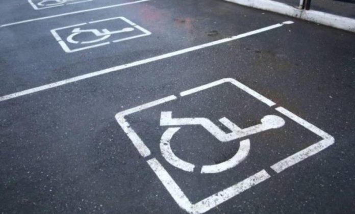 Паркування на місцях для людей з інвалідністю: що каже закон і які штрафи
