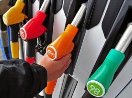 Небезпечні звички водіїв на АЗС: за що можна отримати штраф