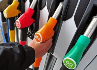 Небезпечні звички водіїв на АЗС: за що можна отримати штраф