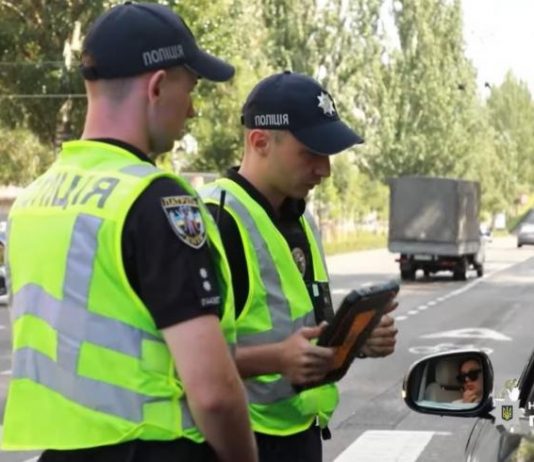 Автоюрист назвав типові помилки водіїв при спілкуванні з поліцією