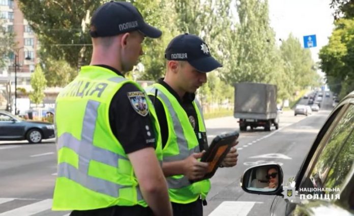Автоюрист назвав типові помилки водіїв при спілкуванні з поліцією
