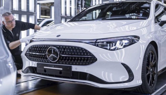 Mercedes вже випускає гібридний CLA, але поки що не продаватиме його