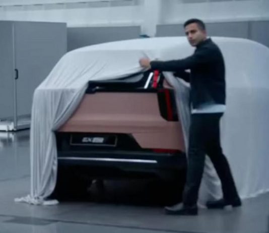 Volvo показала тизер задніх ліхтарів електричного кросовера EX60