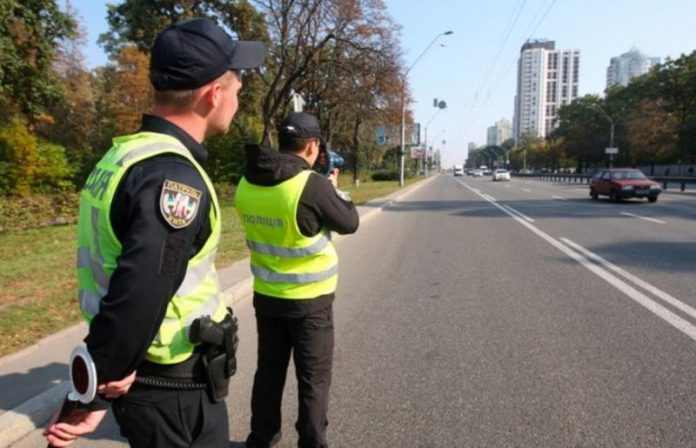 Як правильно поводитися при зупинці поліцією