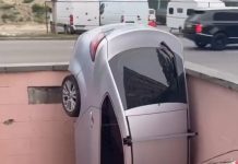 У Києві авто зависло на сходах підземного переходу після ДТП