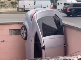 У Києві авто зависло на сходах підземного переходу після ДТП