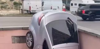 У Києві авто зависло на сходах підземного переходу після ДТП