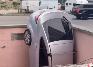 У Києві авто зависло на сходах підземного переходу після ДТП