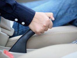 Чи обов’язково використовувати ручне гальмо під час зупинки