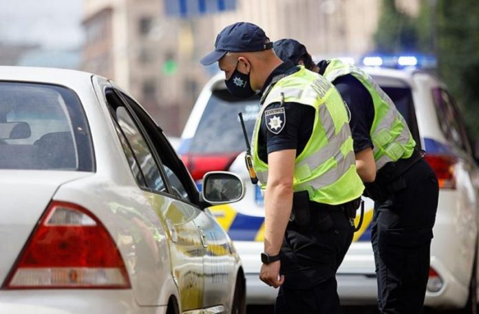 Чи мають право штрафувати за неввімкнену аварійку після зупинки
