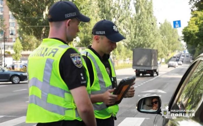 5 фраз, які варто знати водіям при зупинці поліцією