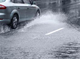 Зливи й сильний вітер: як водіям убезпечити себе під час негоди