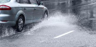 Зливи й сильний вітер: як водіям убезпечити себе під час негоди