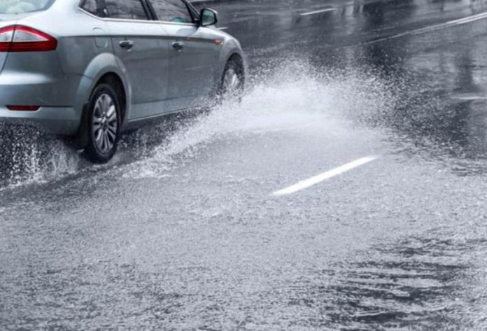 Зливи й сильний вітер: як водіям убезпечити себе під час негоди