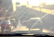 Нічна їзда і дощ: як бруд усередині авто погіршує видимість