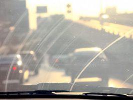 Нічна їзда і дощ: як бруд усередині авто погіршує видимість