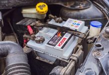 Яку клему в авто треба знімати першою, щоб не зіпсувати електроніку