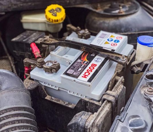 Яку клему в авто треба знімати першою, щоб не зіпсувати електроніку