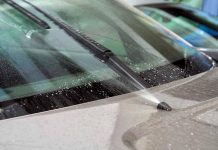 Чому влітку не можна заливати воду в бачок омивача