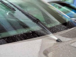 Чому влітку не можна заливати воду в бачок омивача