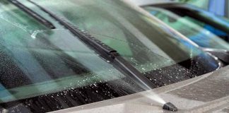 Чому влітку не можна заливати воду в бачок омивача