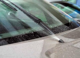 Чому влітку не можна заливати воду в бачок омивача