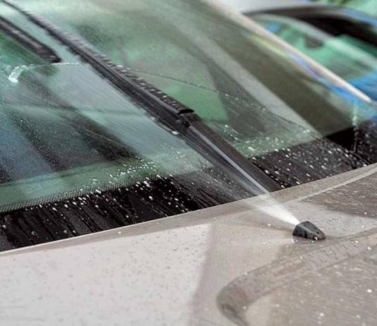 Чому влітку не можна заливати воду в бачок омивача