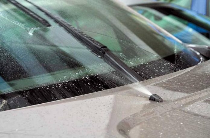 Чому влітку не можна заливати воду в бачок омивача