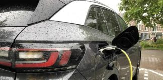 Чи безпечно їздити на електромобілі під час дощу та грози