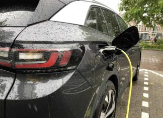 Чи безпечно їздити на електромобілі під час дощу та грози