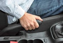 Чому не можна залишати авто на передачі замість ручника