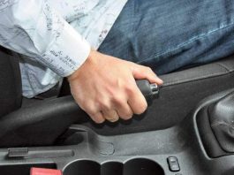 Чому не можна залишати авто на передачі замість ручника