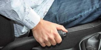 Чому не можна залишати авто на передачі замість ручника