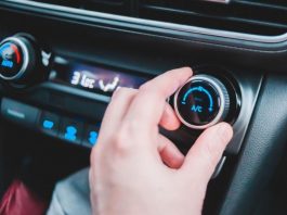 Чому з кондиціонера авто дме гаряче повітря: головні причини