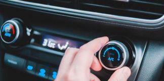 Чому з кондиціонера авто дме гаряче повітря: головні причини
