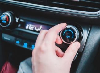 Чому з кондиціонера авто дме гаряче повітря: головні причини