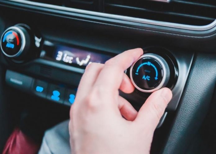 Чому з кондиціонера авто дме гаряче повітря: головні причини