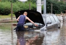 Зливи та раптові підтоплення часто стають причиною затоплення авто, особливо у дворах та низинах міст. Вода швидко заповнює проїзди та парковки, заливаючи машини, залишені без нагляду.  Якщо рівень води піднявся вище половини колеса, машина вже у зоні ризику. Потрапляння води у повітрозабірник або запалювання може спричинити гідроудар - серйозну внутрішню поломку двигуна. Навіть якщо вода швидко спала, не варто намагатися завести мотор одразу. Краще дочекатися евакуації або буксирування на СТО, де проведуть діагностику. Це особливо важливо для сучасних авто з низьким кліренсом і чутливою електронікою - волога може викликати коротке замикання або збої у блоках управління. Якщо вода піднялася тільки до порогів, основна загроза - в салоні. Волога оббивка та шумоізоляція швидко перетворюються на джерело грибка й неприємного запаху. Щоб уникнути цього, потрібно просушити салон якнайшвидше: відчинити двері чи вікна, використовувати теплові гармати або звернутися до хімчистки. Навіть часткове підтоплення потребує уваги: важливо перевірити підвіску, гальма, контакти акумулятора. Чим швидше власник вживе правильних заходів, тим більше шансів зберегти справність авто і уникнути прихованих проблем у майбутньому.
