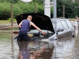 Зливи та раптові підтоплення часто стають причиною затоплення авто, особливо у дворах та низинах міст. Вода швидко заповнює проїзди та парковки, заливаючи машини, залишені без нагляду.  Якщо рівень води піднявся вище половини колеса, машина вже у зоні ризику. Потрапляння води у повітрозабірник або запалювання може спричинити гідроудар - серйозну внутрішню поломку двигуна. Навіть якщо вода швидко спала, не варто намагатися завести мотор одразу. Краще дочекатися евакуації або буксирування на СТО, де проведуть діагностику. Це особливо важливо для сучасних авто з низьким кліренсом і чутливою електронікою - волога може викликати коротке замикання або збої у блоках управління. Якщо вода піднялася тільки до порогів, основна загроза - в салоні. Волога оббивка та шумоізоляція швидко перетворюються на джерело грибка й неприємного запаху. Щоб уникнути цього, потрібно просушити салон якнайшвидше: відчинити двері чи вікна, використовувати теплові гармати або звернутися до хімчистки. Навіть часткове підтоплення потребує уваги: важливо перевірити підвіску, гальма, контакти акумулятора. Чим швидше власник вживе правильних заходів, тим більше шансів зберегти справність авто і уникнути прихованих проблем у майбутньому.