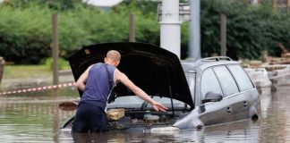 Зливи та раптові підтоплення часто стають причиною затоплення авто, особливо у дворах та низинах міст. Вода швидко заповнює проїзди та парковки, заливаючи машини, залишені без нагляду.  Якщо рівень води піднявся вище половини колеса, машина вже у зоні ризику. Потрапляння води у повітрозабірник або запалювання може спричинити гідроудар - серйозну внутрішню поломку двигуна. Навіть якщо вода швидко спала, не варто намагатися завести мотор одразу. Краще дочекатися евакуації або буксирування на СТО, де проведуть діагностику. Це особливо важливо для сучасних авто з низьким кліренсом і чутливою електронікою - волога може викликати коротке замикання або збої у блоках управління. Якщо вода піднялася тільки до порогів, основна загроза - в салоні. Волога оббивка та шумоізоляція швидко перетворюються на джерело грибка й неприємного запаху. Щоб уникнути цього, потрібно просушити салон якнайшвидше: відчинити двері чи вікна, використовувати теплові гармати або звернутися до хімчистки. Навіть часткове підтоплення потребує уваги: важливо перевірити підвіску, гальма, контакти акумулятора. Чим швидше власник вживе правильних заходів, тим більше шансів зберегти справність авто і уникнути прихованих проблем у майбутньому.
