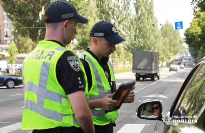 В Україні штрафуватимуть за відсутність аптечки, вогнегасника чи знака аварійної зупинки