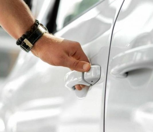 Названо 4 шкідливі звички водіїв, які ламають двері авто Названо 4 шкідливі звички водіїв, які ламають двері авто