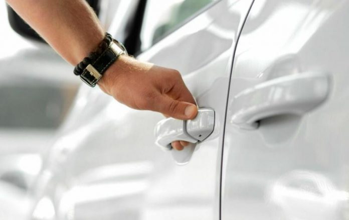 Названо 4 шкідливі звички водіїв, які ламають двері авто
