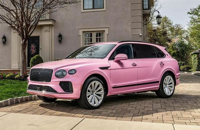 Bentley представив ексклюзивний Bentayga у кольорі Candy Pink