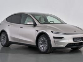 Подовжений Tesla Model YL повністю розкритий на фото