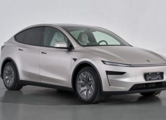 Подовжений Tesla Model YL повністю розкритий на фото